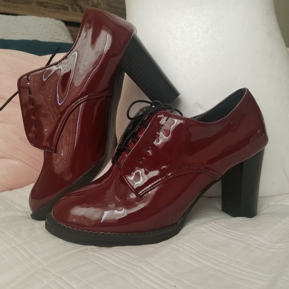 Italian brand Vero Cuoio Burgundy Oxford Patent Red Leather Booties - Picture 7 of 9